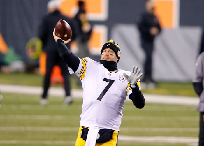 Pittsburgh Steelers quarterback Ben Roethlisberger (7) warms up before a 2020 game against the Cincinnati Bengals at Paul Brown Stadium.